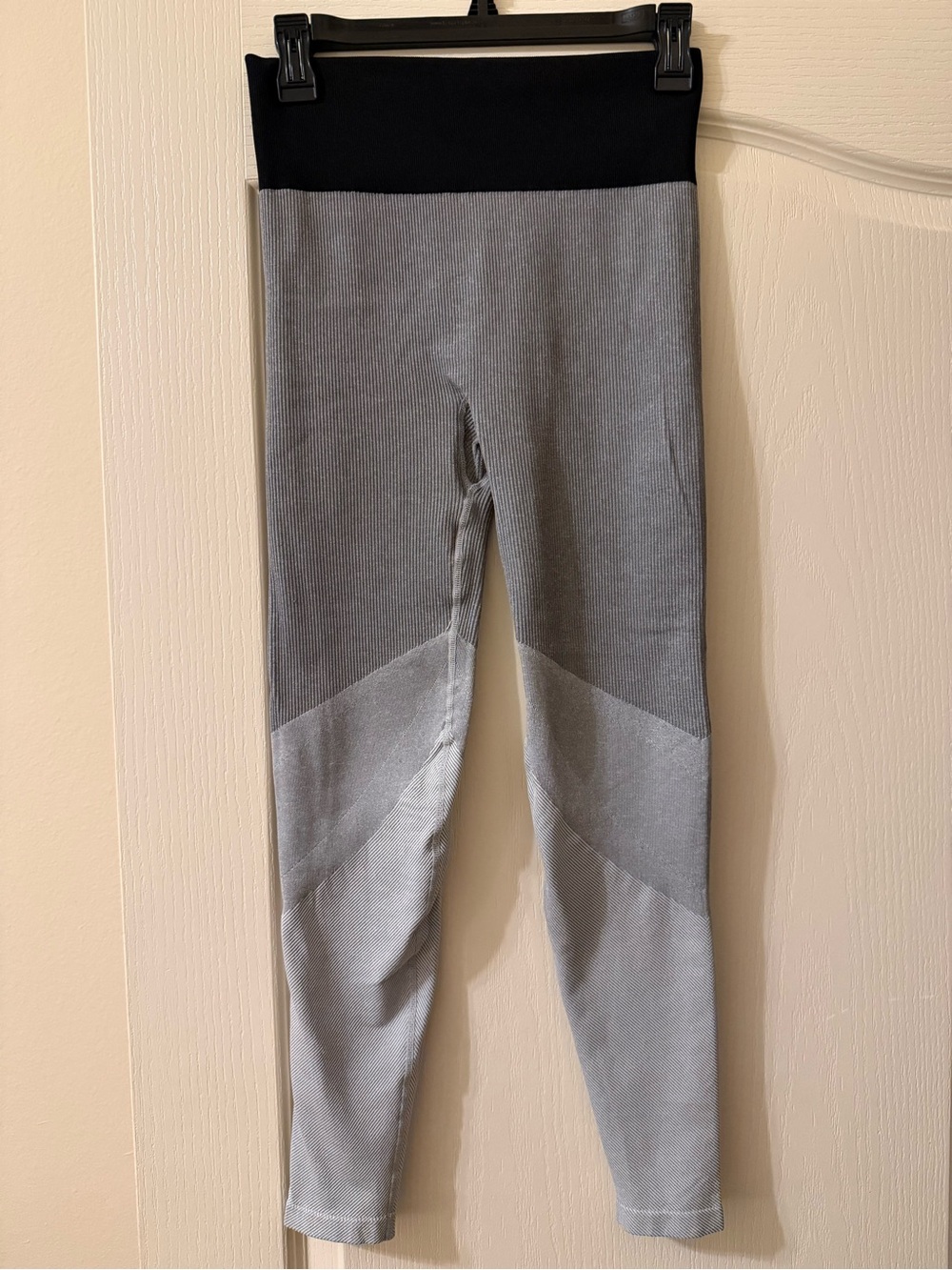 Offline by aerie Two-Tone Gray Leggings with Black Waistband - super comfortable